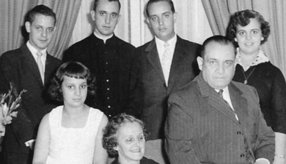 De joven llegó a trabajar en unos laboratorios químicos. 