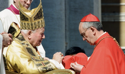 El Papa Juan Pablo II le hizo cardenal.