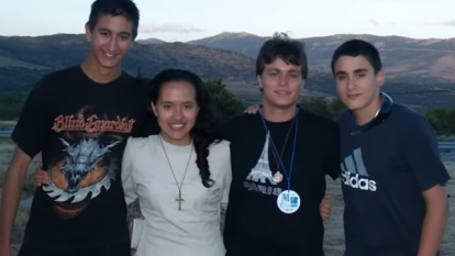 Chema, en pleno regreso a la fe y antes de conocer su vocación (a la izquerda).