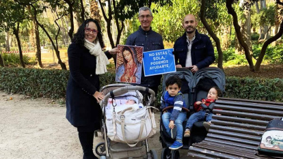 Voluntarios de 40 Días por la Vida, en la campaña de la clínica abortista Isadora, en Madrid.