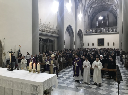 Monseñor Martínez Camino al final de la Santa Misa
