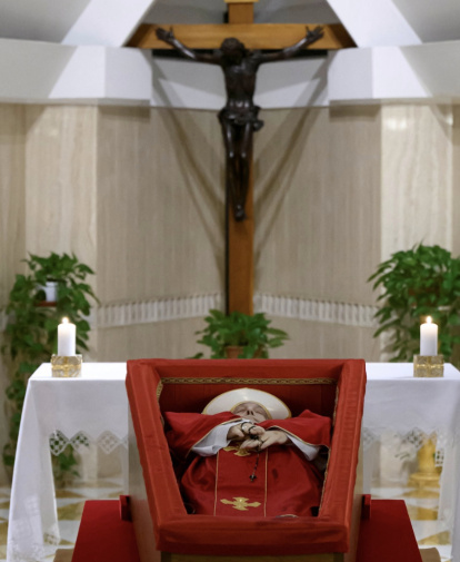 El cuerpo del Papa a los pies de la cruz.