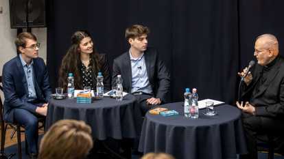 El cardenal Péter Erdö en una tertulia con jóvenes en la Cuaresma de 2025