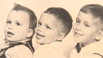 El pequeño Robert Prevost con sus hermanos mayores, Louis y John