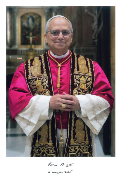 Retrato oficial y la firma del nuevo Papa Léon XIV.