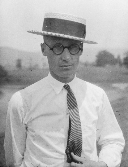 John Scopes (1900-1970), el profesor que violó oportunamente la ley del estado de Tennessee para dar lugar al apetecido juicio. Fue encontrado culpable y condenado a pagar 100 dólares de multa.