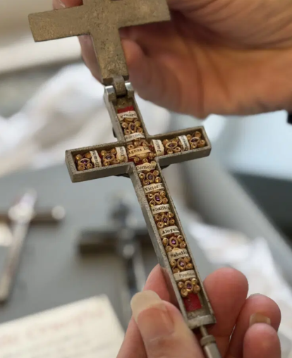 Cruz pectoral con reliquias