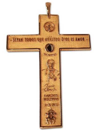 Cruz pectoral con reliquia de San Juan de Ávila que Benedicto XVI recibió el 10 de octubre de 2012.