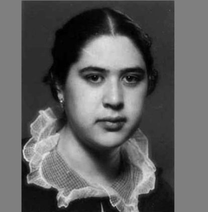 Pilar Aznar, siendo una joven bachiller; en los años 40 sería la primera mujer científica no docente, microbióloga del CSIC