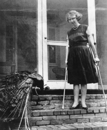 Flannery O'Connor llevó muletas durante años a consecuencia del lupus que padecía.