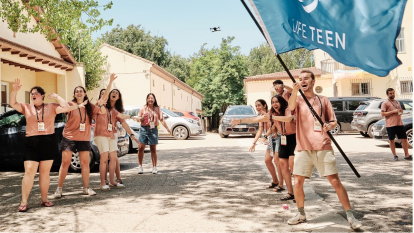 Catequistas de LifeTeen reciben con entusiasmo y alegría a los chavales que acuden al campamento de verano de 2024 en España