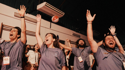 Catequistas jóvenes de LifeTeen en un encuentro de alabanza en su campamento de verano de 2024