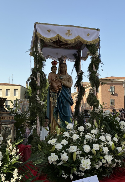 Nuestra Señora de las Nieves, patrona de Malpica de Tajo, bajo palio en su paso.