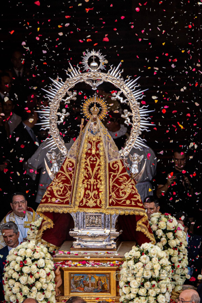 Monseñor Felipe García Díaz-Guerra, junto a la Virgen del Prado en el momento de atravesar la puerta principal de la Colegial.