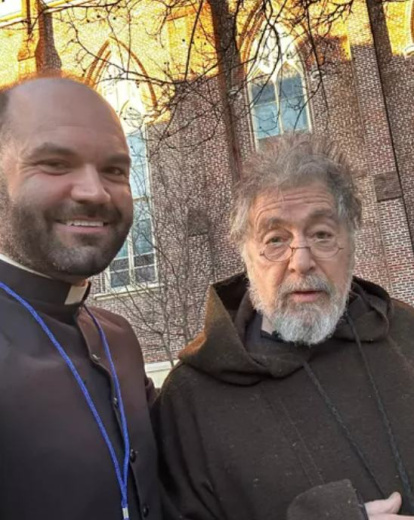El padre Aaron Williams, párroco de la basílica de Santa María, con Al Pacino.