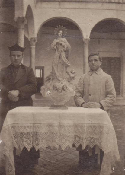 El beato José Sala -primer rector del Seminario Menor- en el patio del Seminario Menor junto a un seminarista.