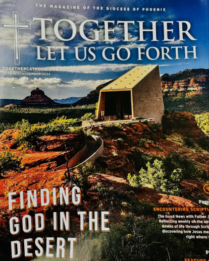 La Capilla de la Santa Cruz en Sedona, en un entorno natural, fue portada en 2024 en la revista de la diócesis de Phoenix