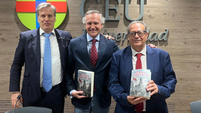 'Perder para ganar' se presentó el 26 de junio en la Universidad CEU San Pablo. En la imagen, la mesa del acto: de izquierda a derecha, Damian von Stauffenberg, Raúl Mayoral Benito y Juan Carlos Jiménez Redondo.