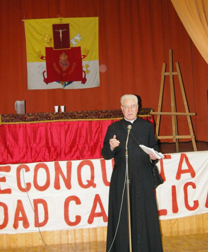 El padre Dallo, en una de las jornadas de Zaragoza por la Unidad Católica de España.