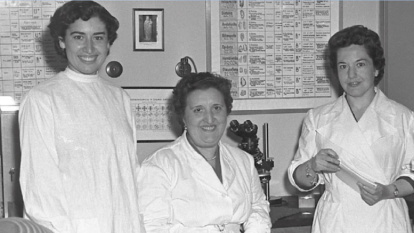 Josefina Pérez Mateos, pionera de la Geología, entre Pilar Arévalo y Josefina Benayas, dedicadas a la mineralogía en el CSIC
