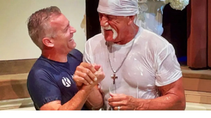 Hulk Hogan en su bautizo en una iglesia baptista en diciembre de 2023