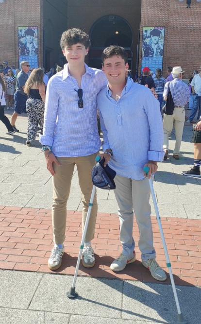 Alberto, con sus muletas, y su hermano Francisco Javier, de Griñón, entusiasmados por ir a Roma al Jubileo de los Jóvenes