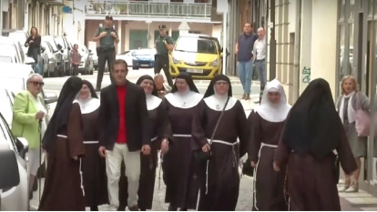 8 exclarisas de Belorado llegan con su jefe de Prensa a Briviescas para el juicio sobre su desahucio