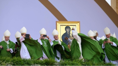 Cientos de obispos han acompañado a sus jóvenes diocesanos.