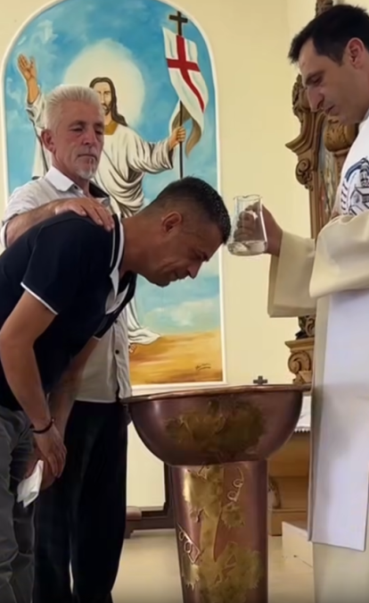 Unë të pagëzoj në emër të Atit, dhe të Birit, dhe të Shpirtit të Shenjtë (Yo te bautizo en el nombre del Padre, y del Hijo y del Espíritu Santo)