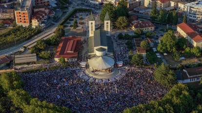 Multitud en el primer día del Mladifest 2025, gran encuentro de oración de jóvenes católicos en Medjugorje