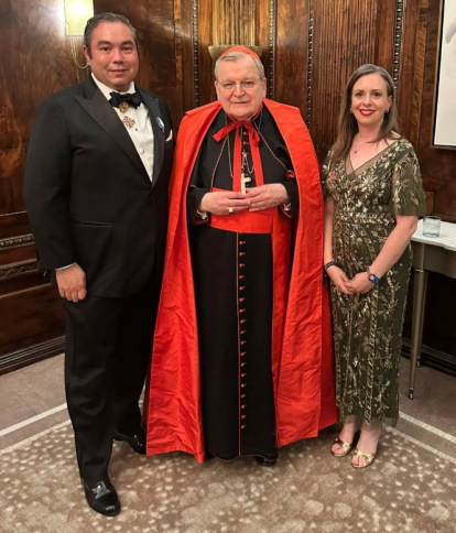 El cardenal Raymond L. Burke, con Emily y su marido.