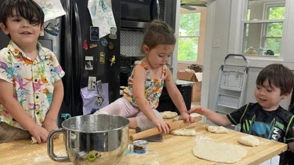 Los hijos de Emily Zanotti, en la cocina.