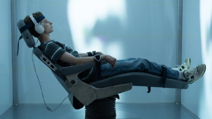 Joe Freeman interpreta al joven Luke Ellis, al que someten a pruebas para despertar su factor psi