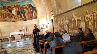 Fray Manuel Domínguez Lama se dirige a hermanos franciscanos en el Monte de los Olivos