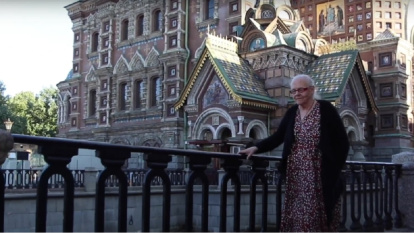 Tatiana Góricheva, ya anciana, en 2022, junto al Salvador sobre la Sangre, en San Petersburgo