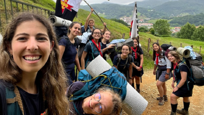Unas Guías de Europa desafían con sonrisas el cielo encapotado de Navarra en 2024