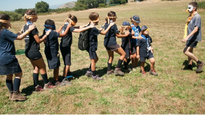 Lobatos de Scouts de Europa en un juego en el campo; la mayoría de los miembros de la asociación, en España y Europa, son niños