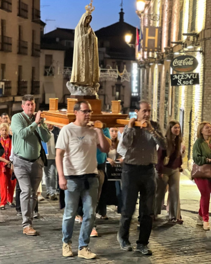 Rosario por la Vida por las calles de Toledo, con 40 Días por la Vida y una imagen de la Virgen