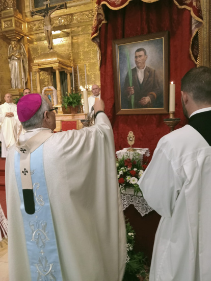 Tras la bendición, el Sr. Arzobispo inciensa el nuevo cuadro.