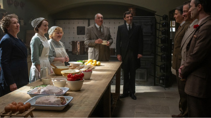 A la cocina de Downton Abbey llega Barrow, que ya no es lacayo, con sus amigos famosos del mundo del cine