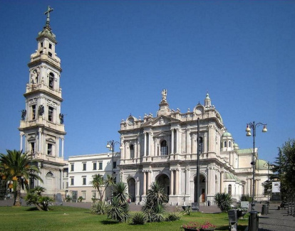 El santuario de la Santísima Virgen del Rosario en Nápoles es uno de los más visitados de Italia y foco de expansión de la devoción mariana por excelencia.