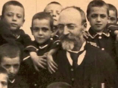 El Beato Bartolo Longo, rodeado de alumnos de sus orfanatos y escuelas de artes y oficios para niños pobres.