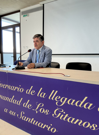 Martín Ibarra durante su conferencia en la Casa de Hermandad de los Gitanos de Sevilla.
