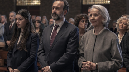 Ainara, concentrada en misa; su padre, por cumplir; su abuela, alegre con la nieta; la tía, detrás, impaciente