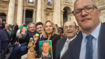 Los impulsores de la película Solo Javier en la Plaza de San Pedro; el día antes estrenaron el filme en Roma en la Sala Farnese