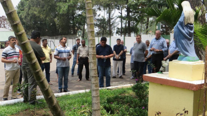 Una profunda devoción a la Virgen es característica esencial de la vocación claretiana. En la imagen, religiosos de la congregación ante la imagen de Nuestra Señora.
