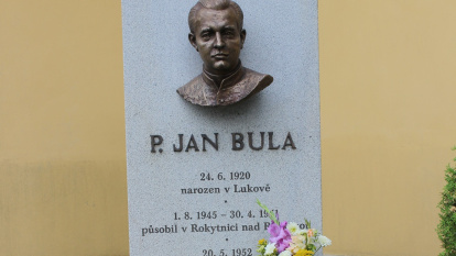 Monumento que recuerda a Jan Bula en su parroquia de Rokytnice