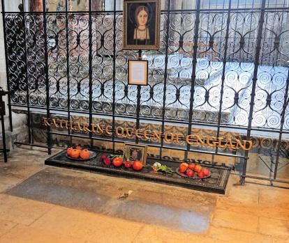 La tumba de Catalina de Aragón en la catedral (hoy anglicana) de Peterborough, a unos 100 km al norte de Londres.