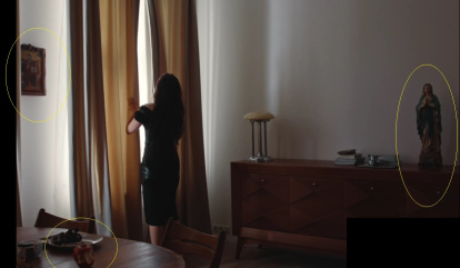 Varios elementos cristianos cuando Rosalía abre ventanas en Berghain