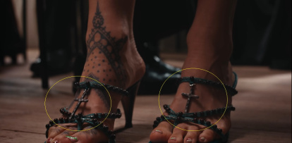 Los zapatos de Rosalía en el videoclip Berghain